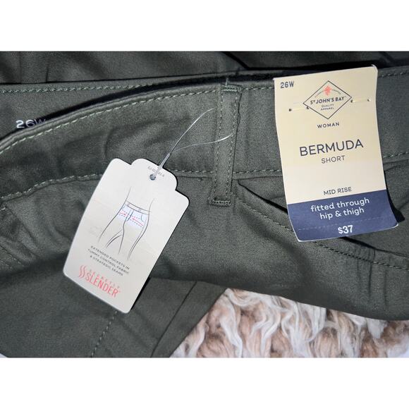 St. John bay women’s new green mid rise Bermuda shorts - Picture 6 of 12